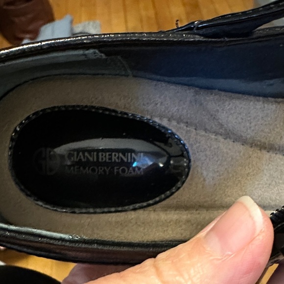 Giani Bernini women’s 9.5 Shiny Black T-Strap Heels - Picture 8 of 9